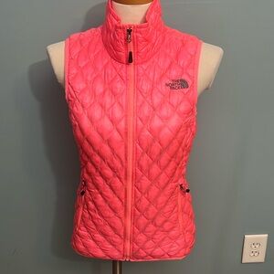The North Face women’s lightweight pink puffer jacket size XS/TP